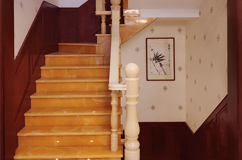 自贡中式别墅室内汉白玉石楼梯的定制安装装饰效果